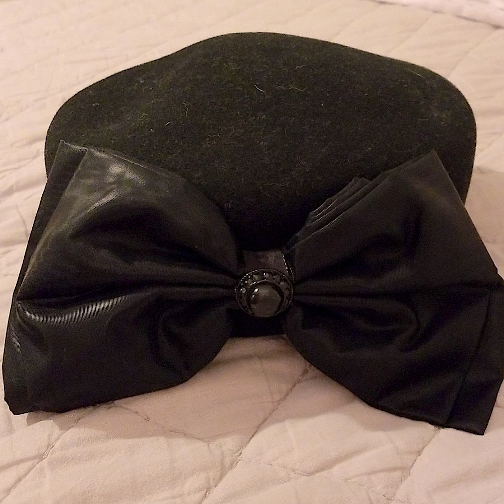 Fabulous Vintage Hat! Large Bow of Black Taffeta, Center Stone, Wool